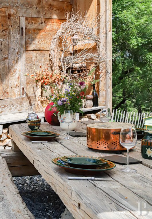 En Haute-Savoie, non loin de Morzine, une grange chalet traditionnelle en plein alpage - photo  n°8